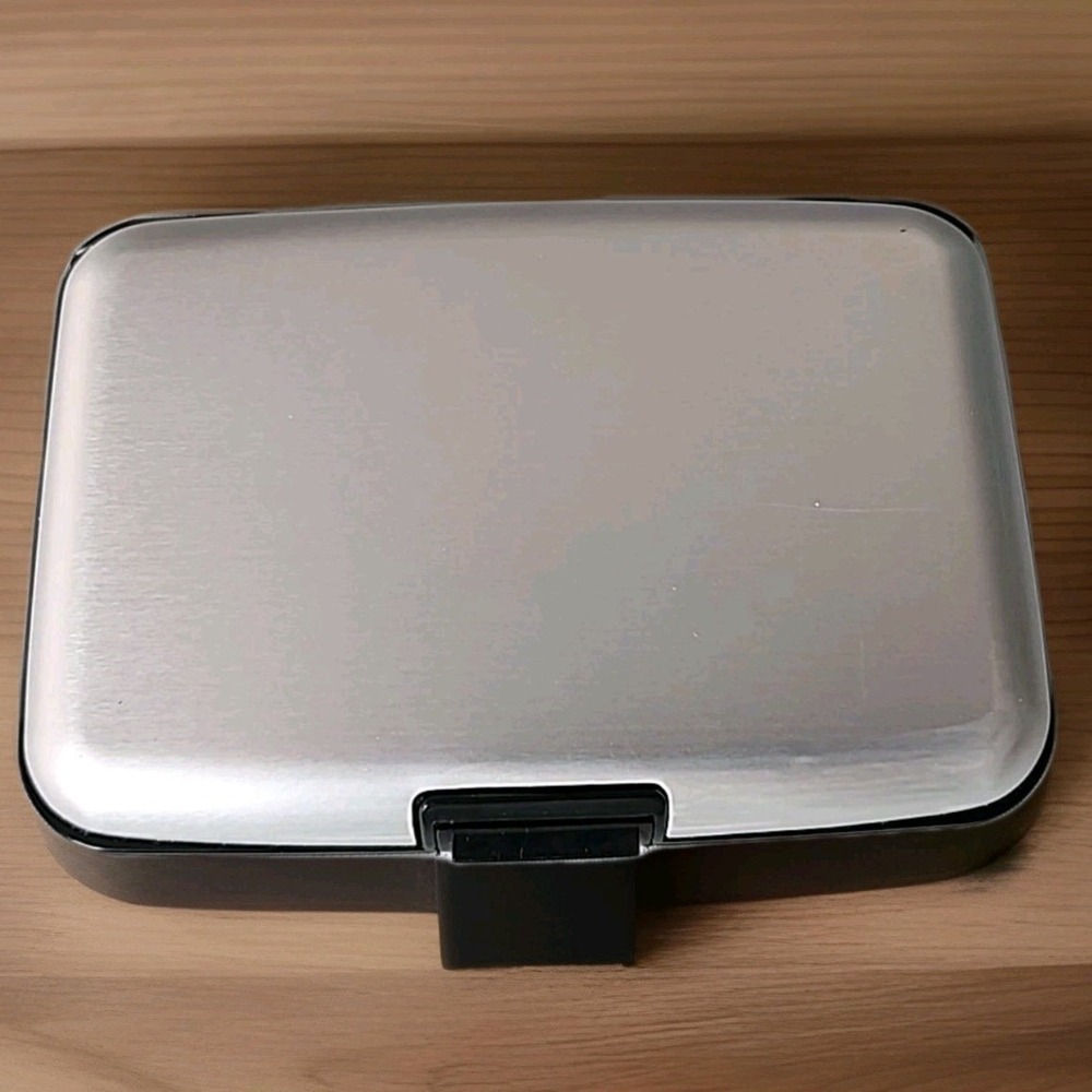 Men's Hard-Case Card Holder/Wallet 8-Slot Silver Credit & Business Cards Safe